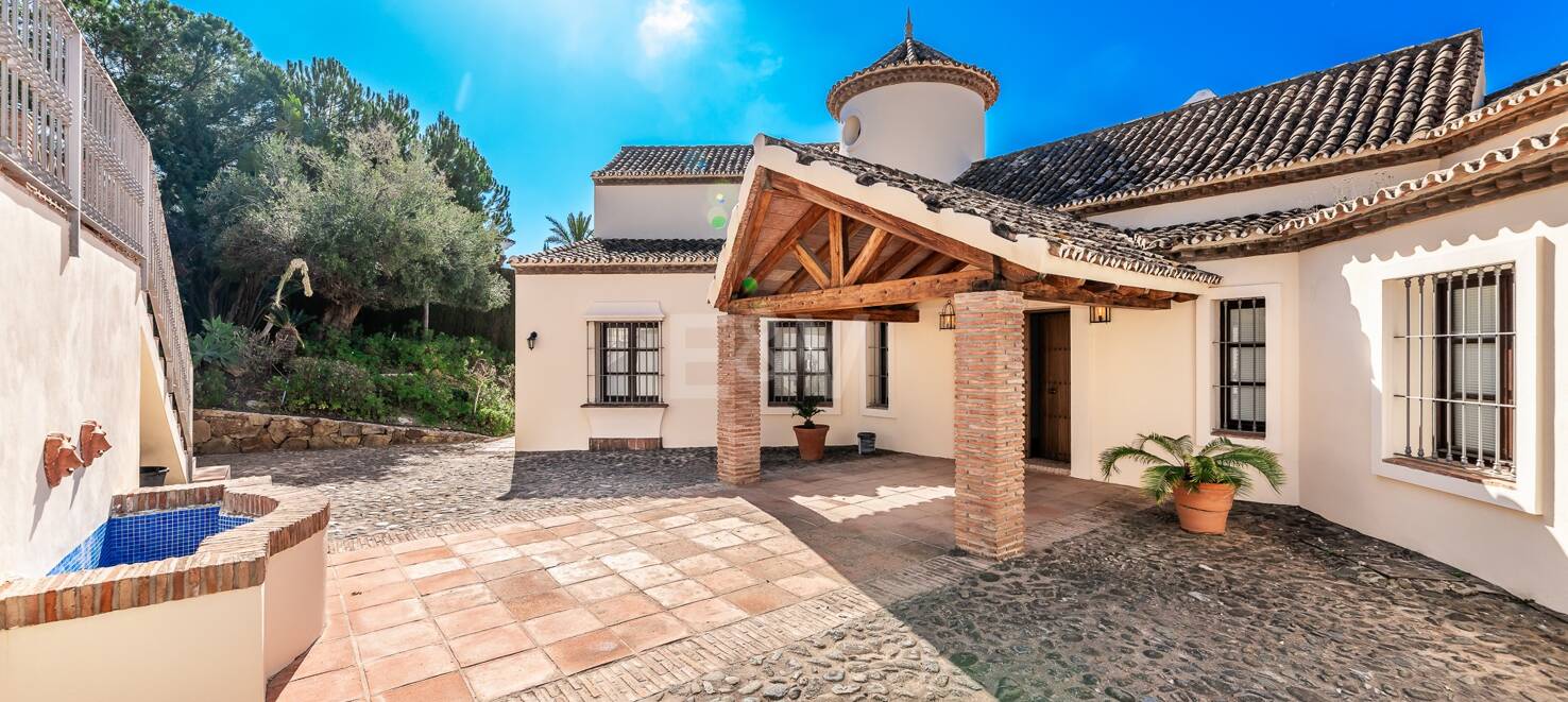 Andalsuian style villa with sea view in Paraiso Alto