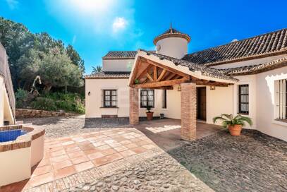 Andalsuian style villa with sea view in Paraiso Alto