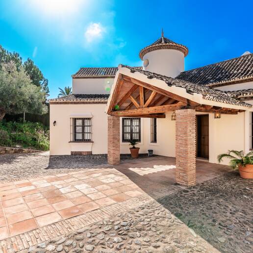 Andalsuian style villa with sea view in Paraiso Alto