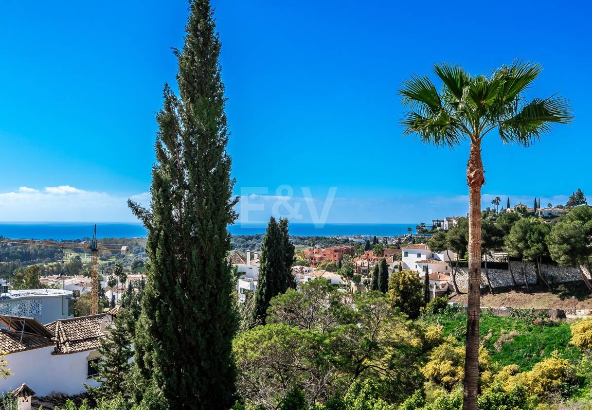 Andalsuian style villa with sea view in Paraiso Alto