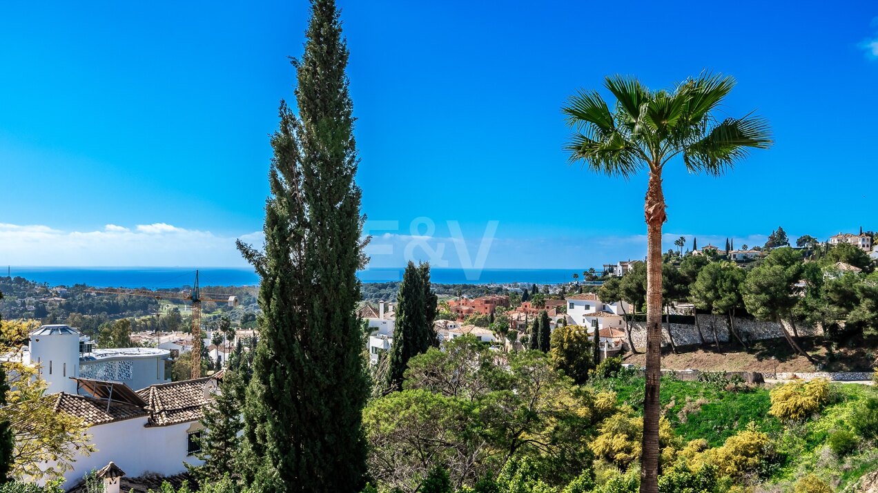 Villa de estilo andaluz con vista al mar en Paraíso Alto