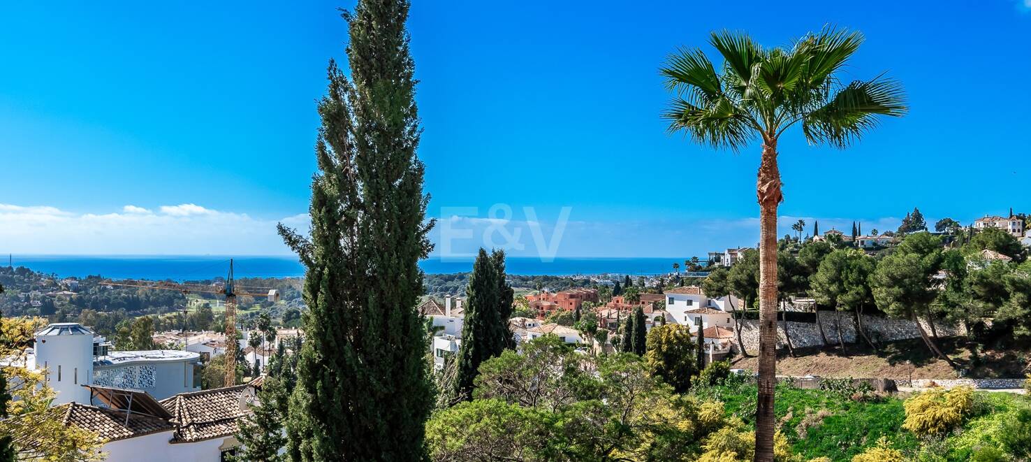 Andalsuian style villa with sea view in Paraiso Alto