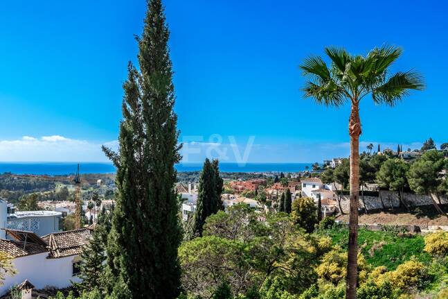 Andalsuian style villa with sea view in Paraiso Alto