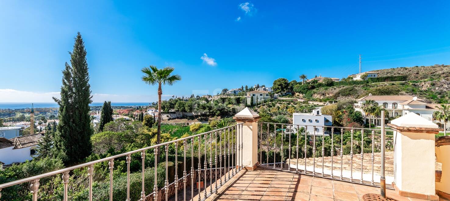 Andalsuian style villa with sea view in Paraiso Alto
