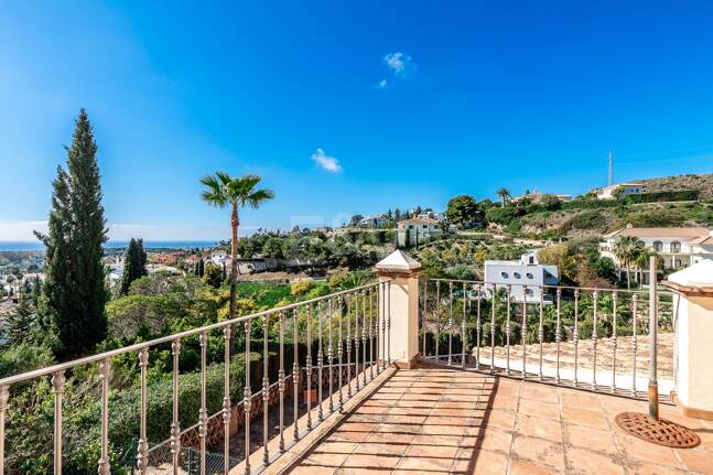 Andalsuian style villa with sea view in Paraiso Alto