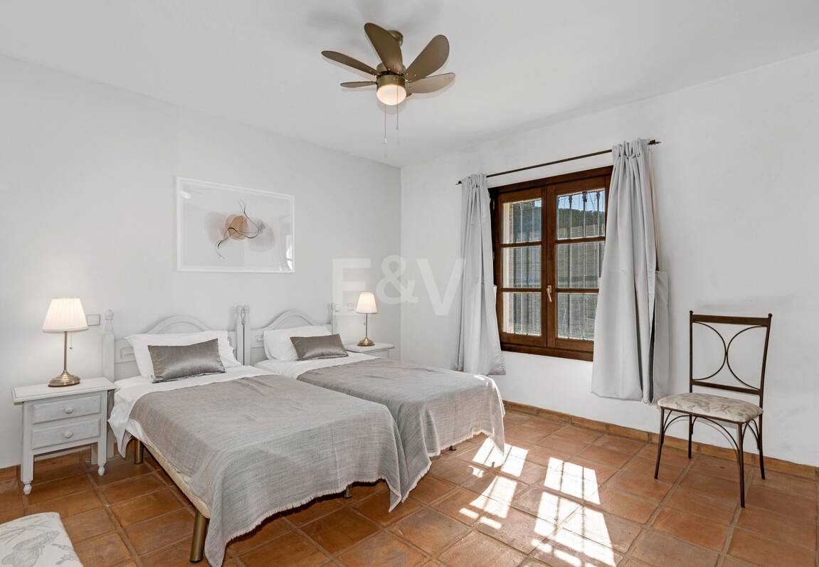 Andalsuian style villa with sea view in Paraiso Alto