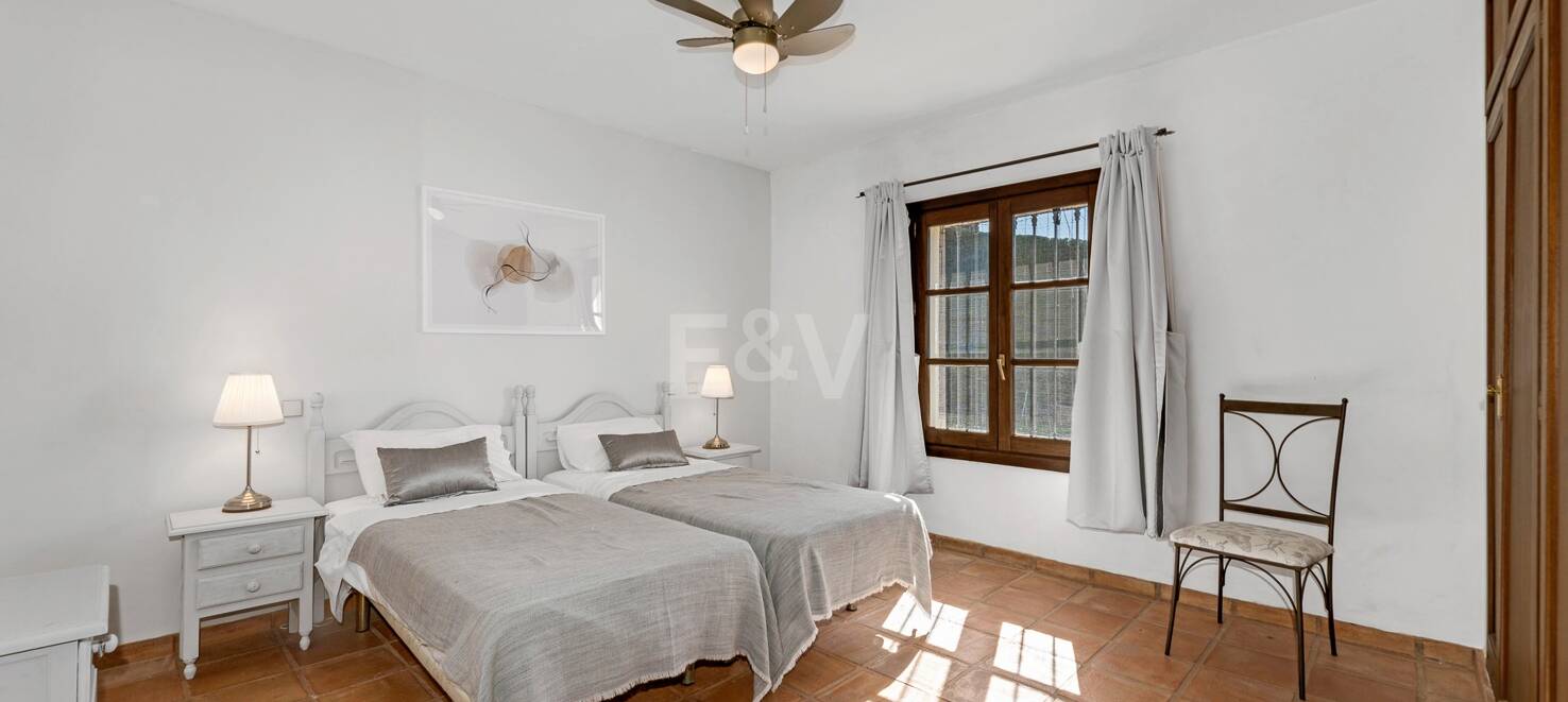 Andalsuian style villa with sea view in Paraiso Alto