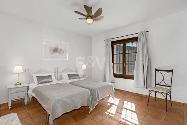 Andalsuian style villa with sea view in Paraiso Alto