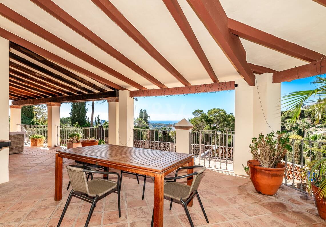 Sea View Villa in an Exclusive Setting and Investment Appeal
