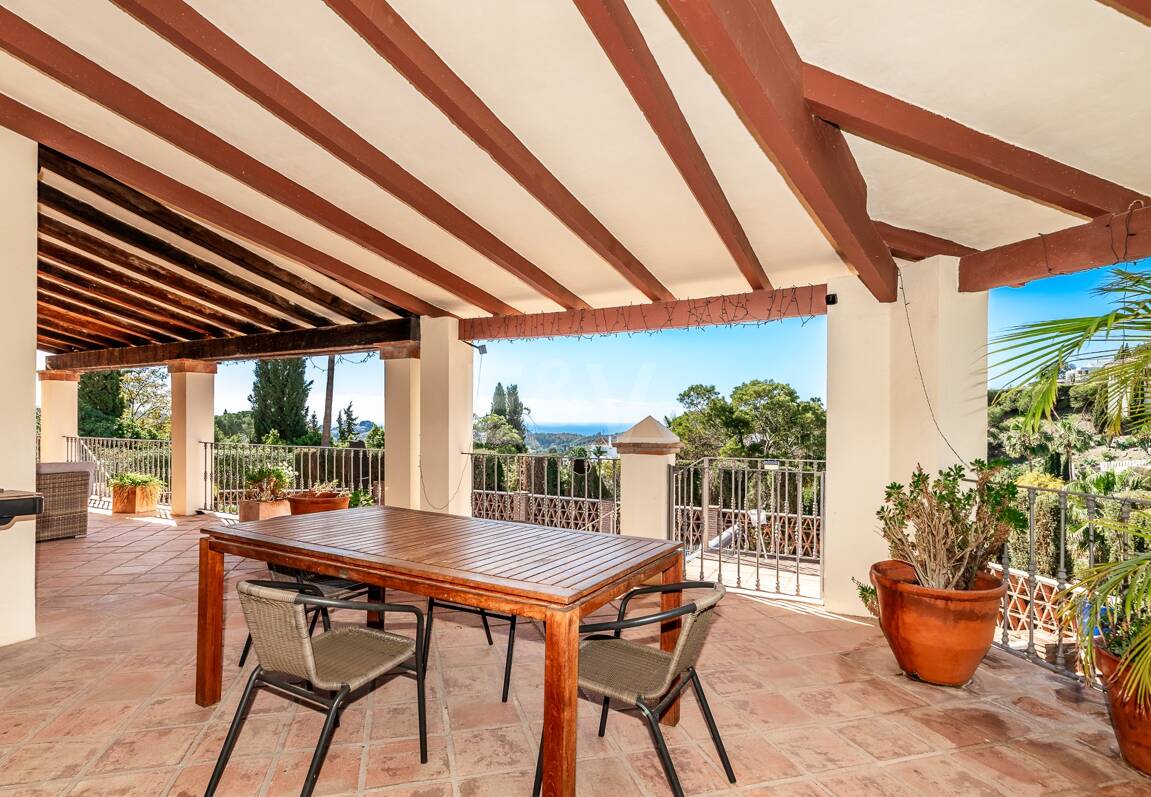 Andalsuian style villa with sea view in Paraiso Alto