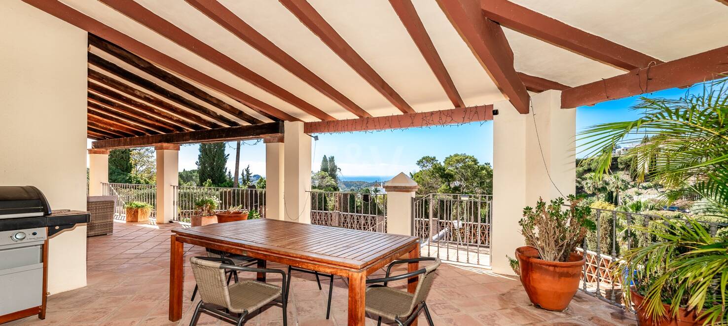 Andalsuian style villa with sea view in Paraiso Alto
