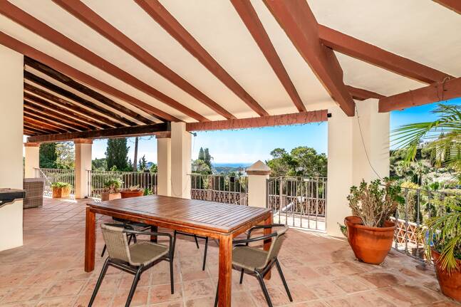 Andalsuian style villa with sea view in Paraiso Alto