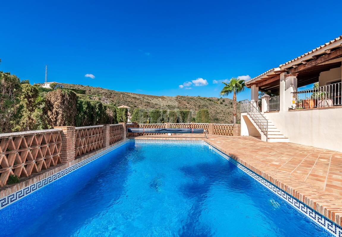 Andalsuian style villa with sea view in Paraiso Alto