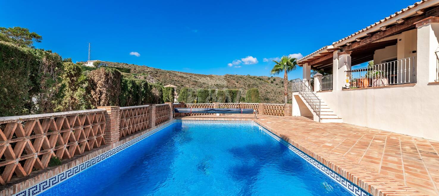 Andalsuian style villa with sea view in Paraiso Alto
