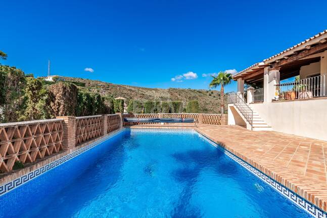 Andalsuian style villa with sea view in Paraiso Alto