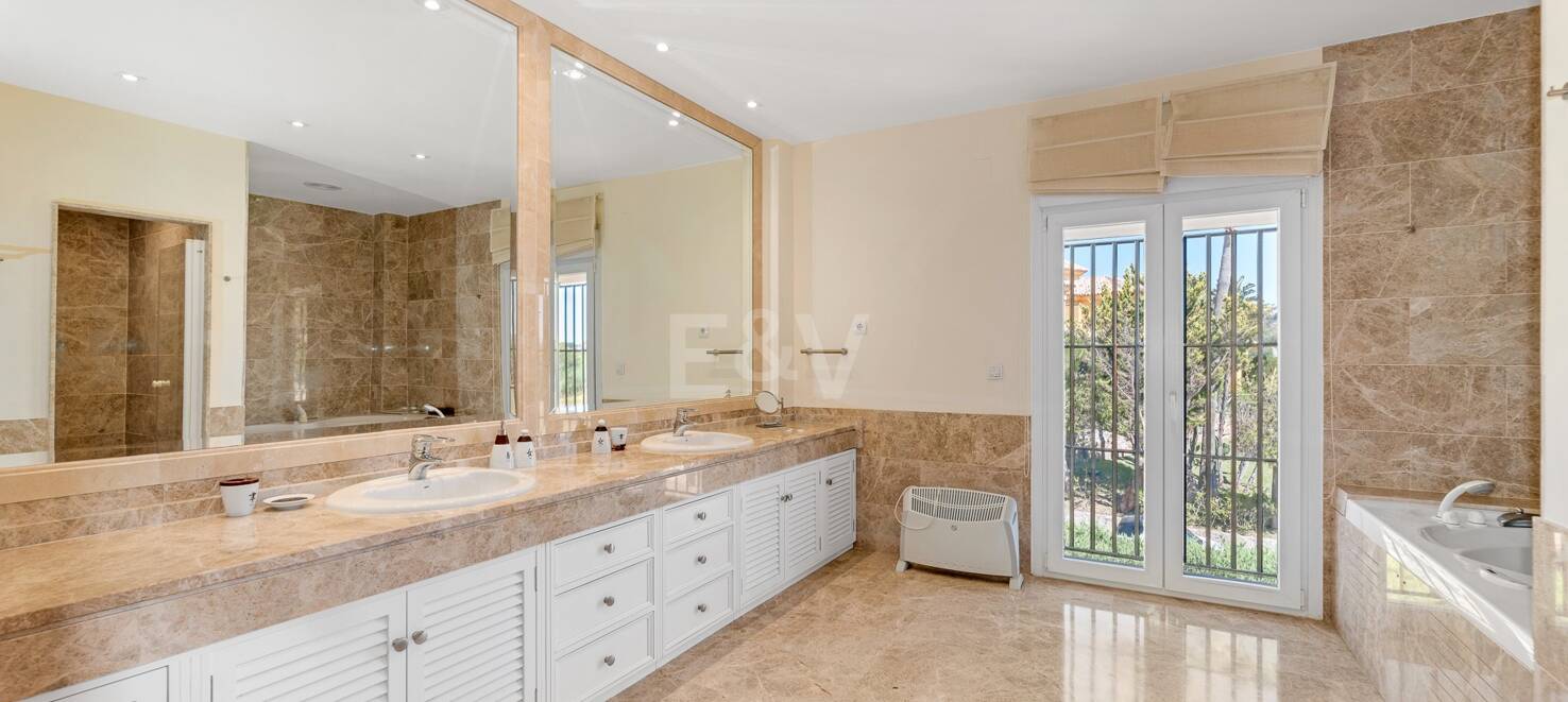 Golffront Villa i Los Monteros