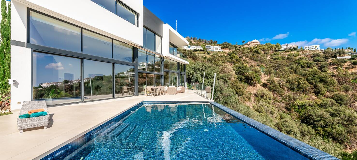 Villa i Altos de Los Monteros med exceptionell design