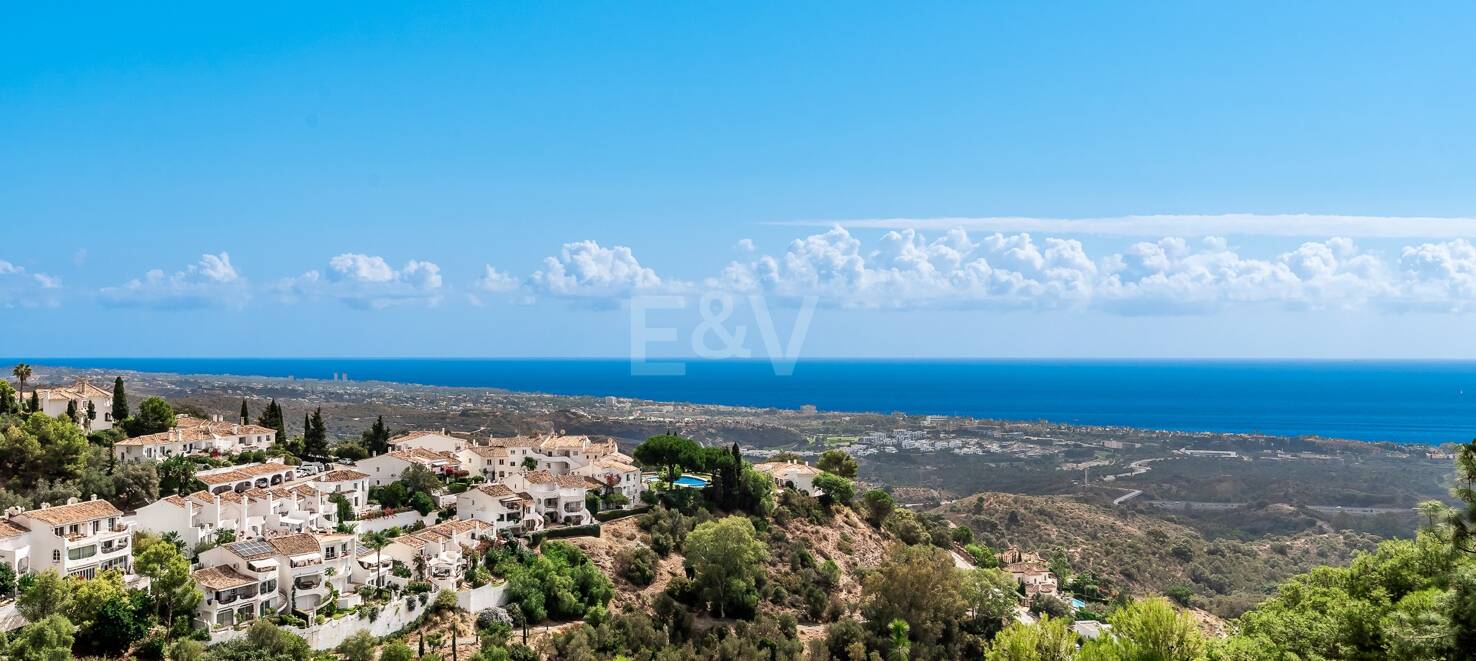 Villa i Altos de Los Monteros med exceptionell design