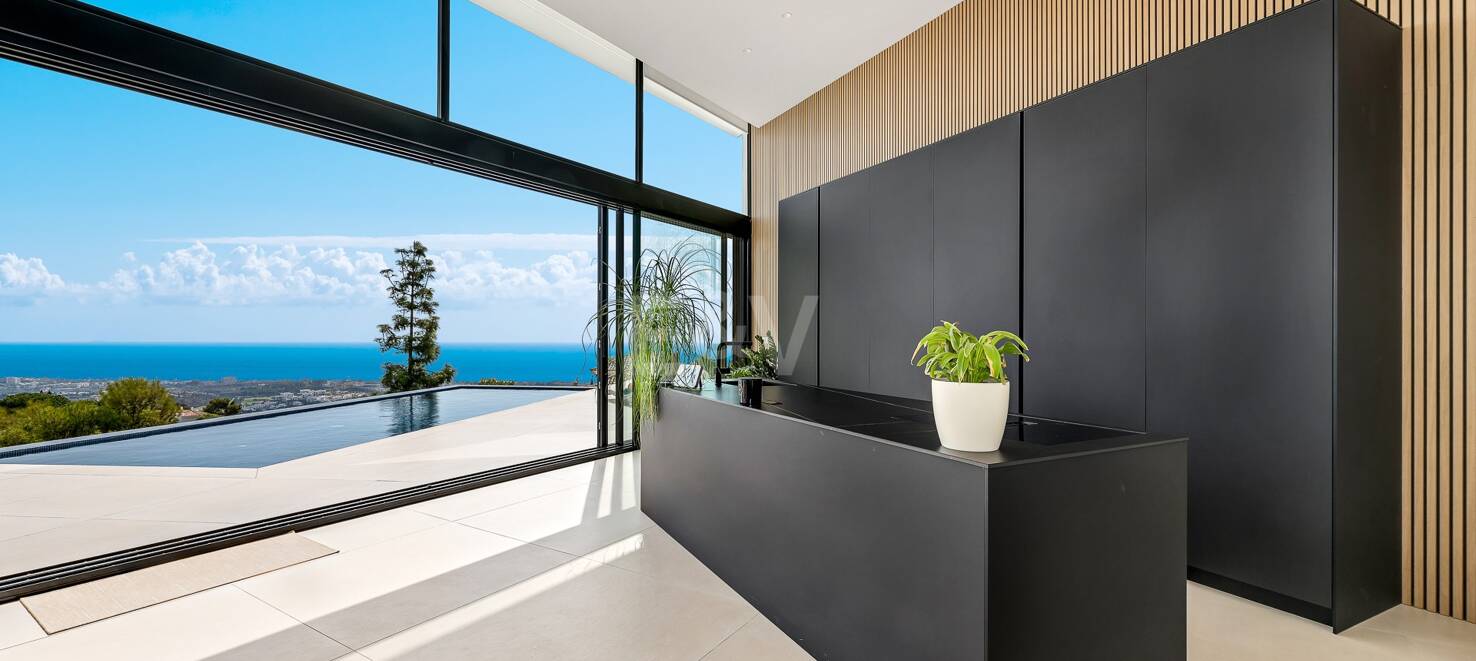 Villa i Altos de Los Monteros med exceptionell design