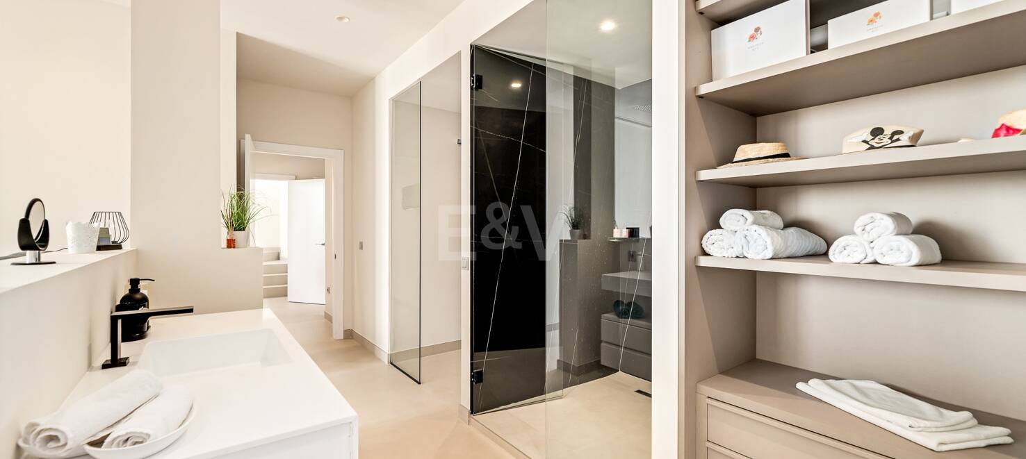 Villa i Altos de Los Monteros med exceptionell design