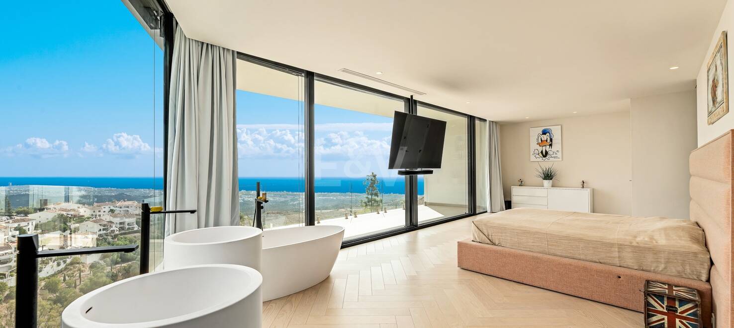 Villa i Altos de Los Monteros med exceptionell design