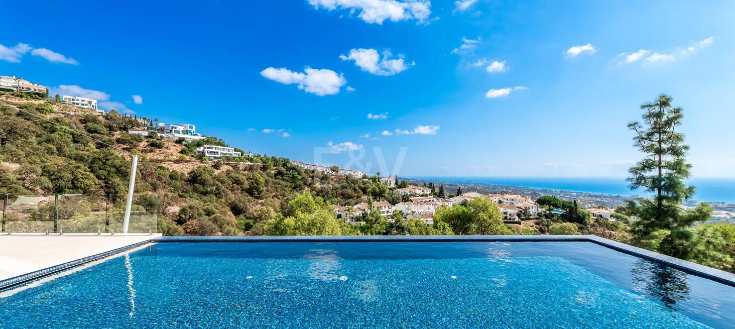 Villa i Altos de Los Monteros med exceptionell design