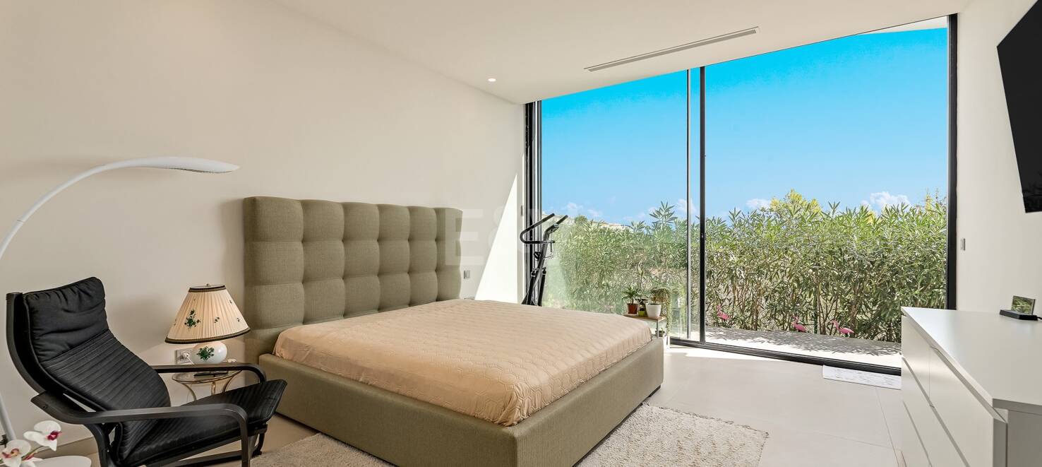 Villa i Altos de Los Monteros med exceptionell design