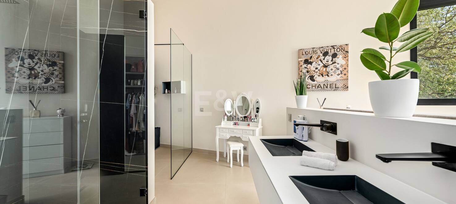 Villa i Altos de Los Monteros med exceptionell design