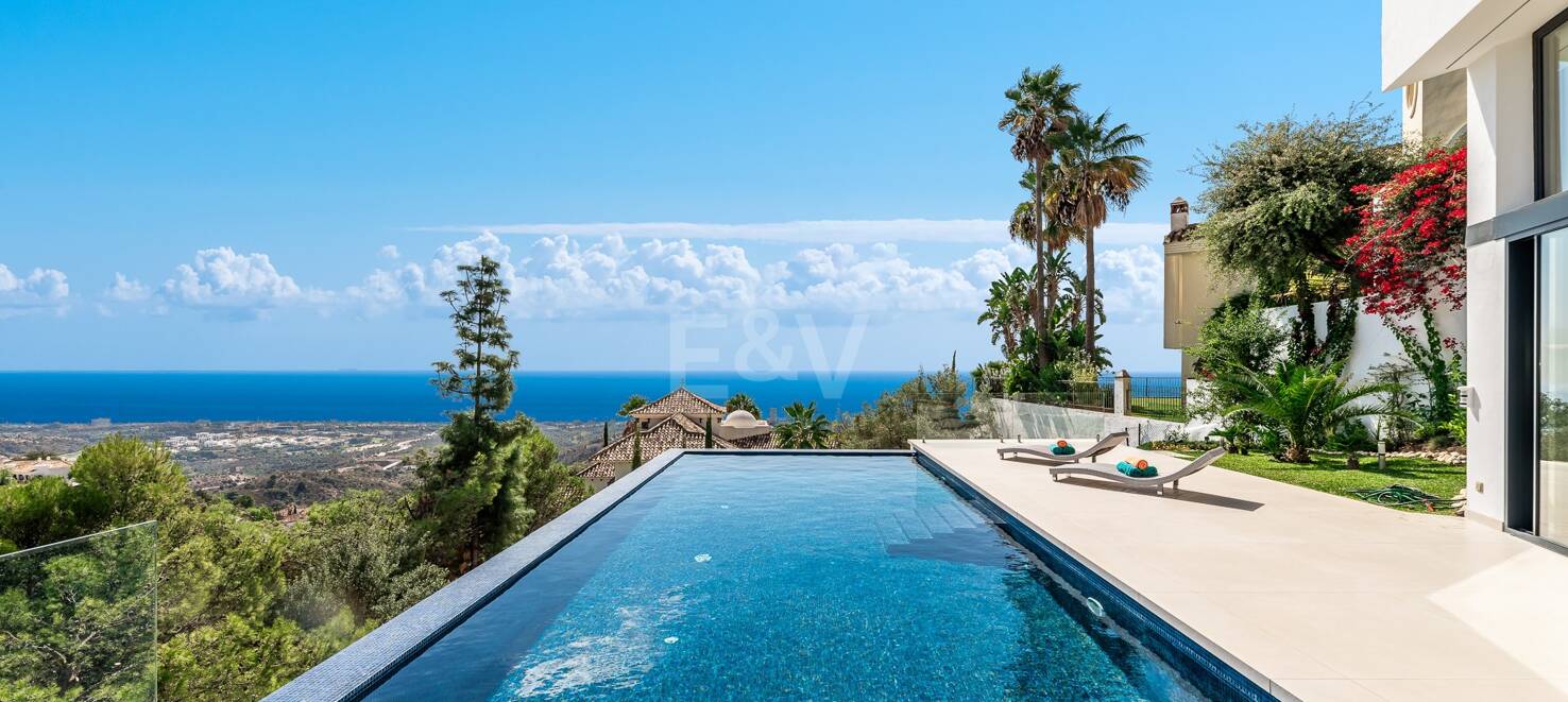 Villa i Altos de Los Monteros med exceptionell design