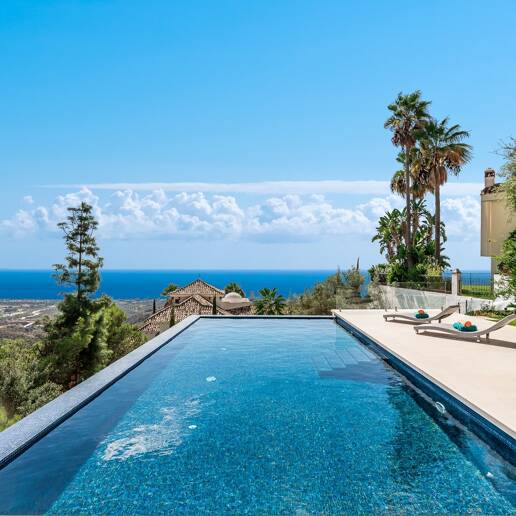 Villa i Altos de Los Monteros med exceptionell design