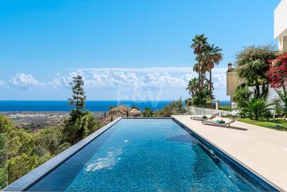 Villa i Altos de Los Monteros med exceptionell design