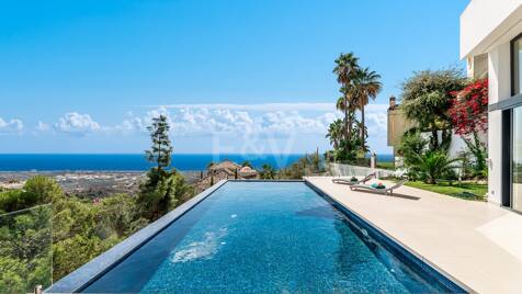 Villa i Altos de Los Monteros med exceptionell design