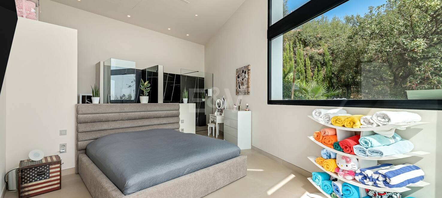 Villa i Altos de Los Monteros med exceptionell design