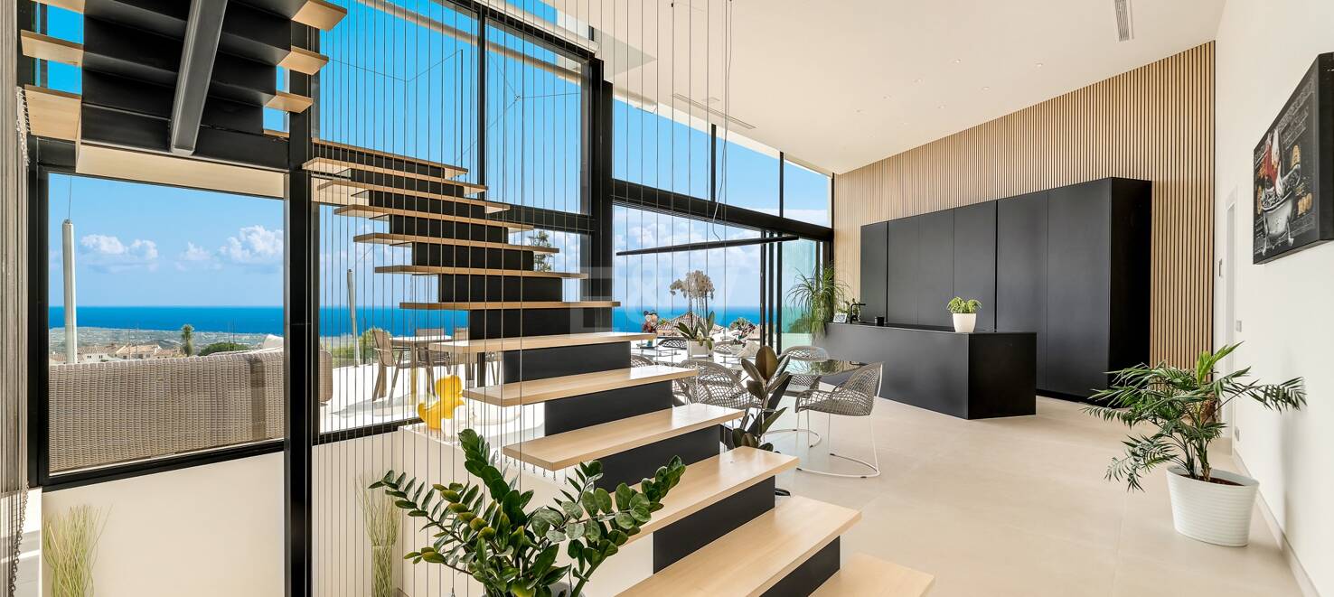 Villa i Altos de Los Monteros med exceptionell design
