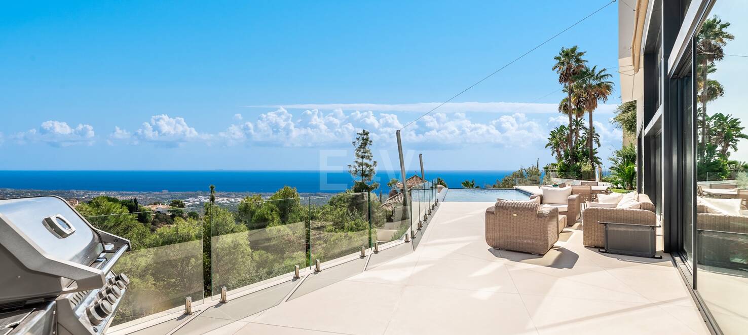 Villa i Altos de Los Monteros med exceptionell design