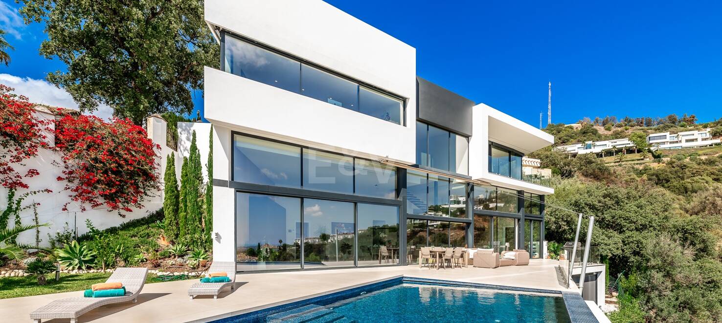 Villa i Altos de Los Monteros med exceptionell design