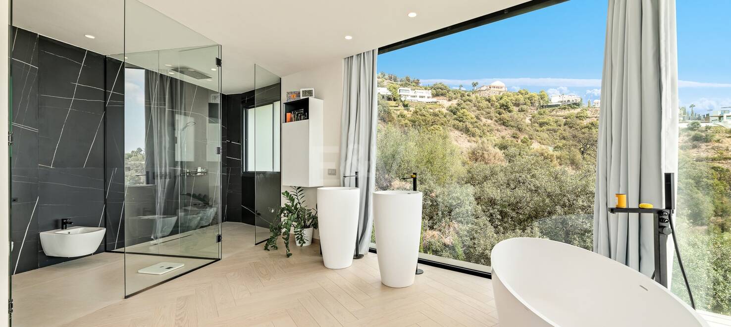 Villa i Altos de Los Monteros med exceptionell design