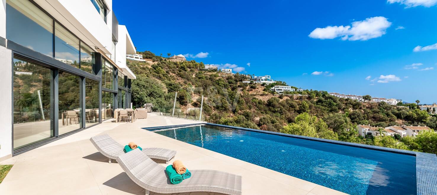 Villa i Altos de Los Monteros med exceptionell design