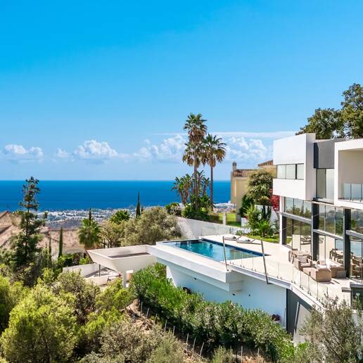 Villa i Altos de Los Monteros med exceptionell design