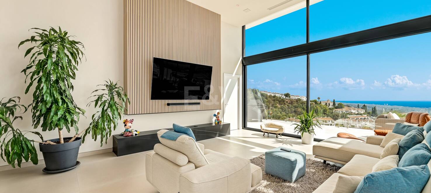 Villa i Altos de Los Monteros med exceptionell design