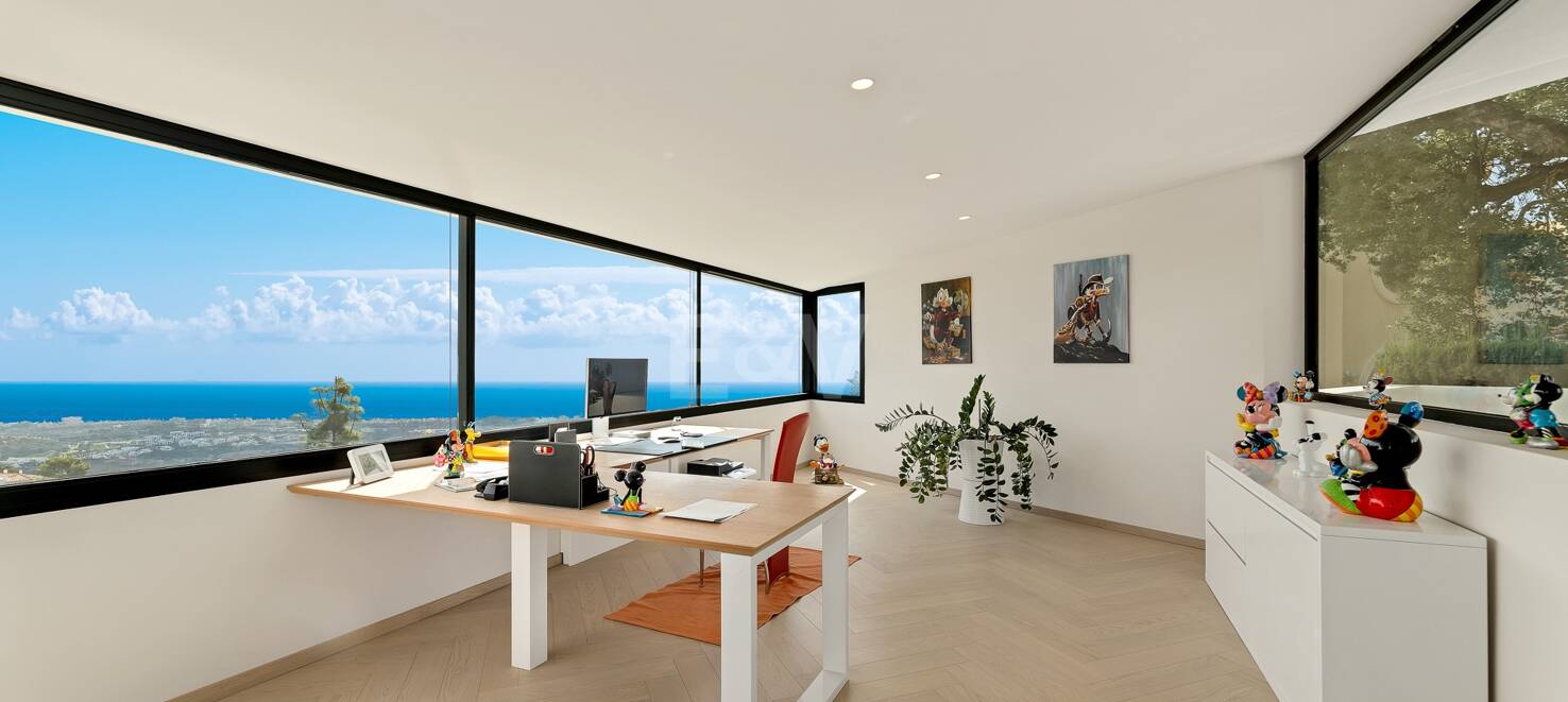 Villa i Altos de Los Monteros med exceptionell design