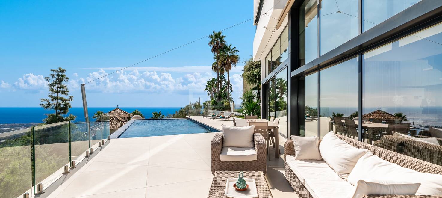 Villa i Altos de Los Monteros med exceptionell design