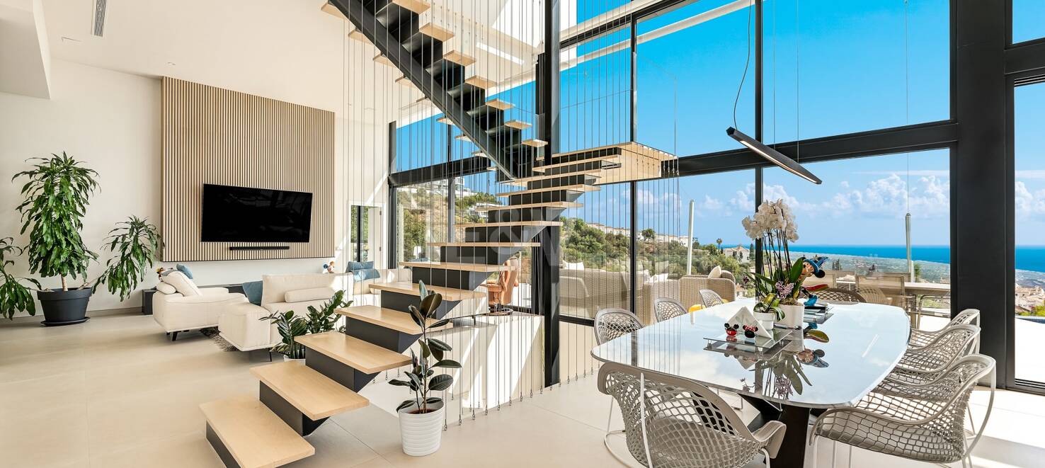 Villa i Altos de Los Monteros med exceptionell design
