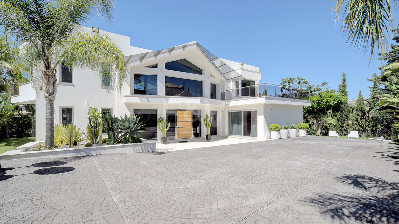 Modern villa in Los Naranjos Golf located in a gated community