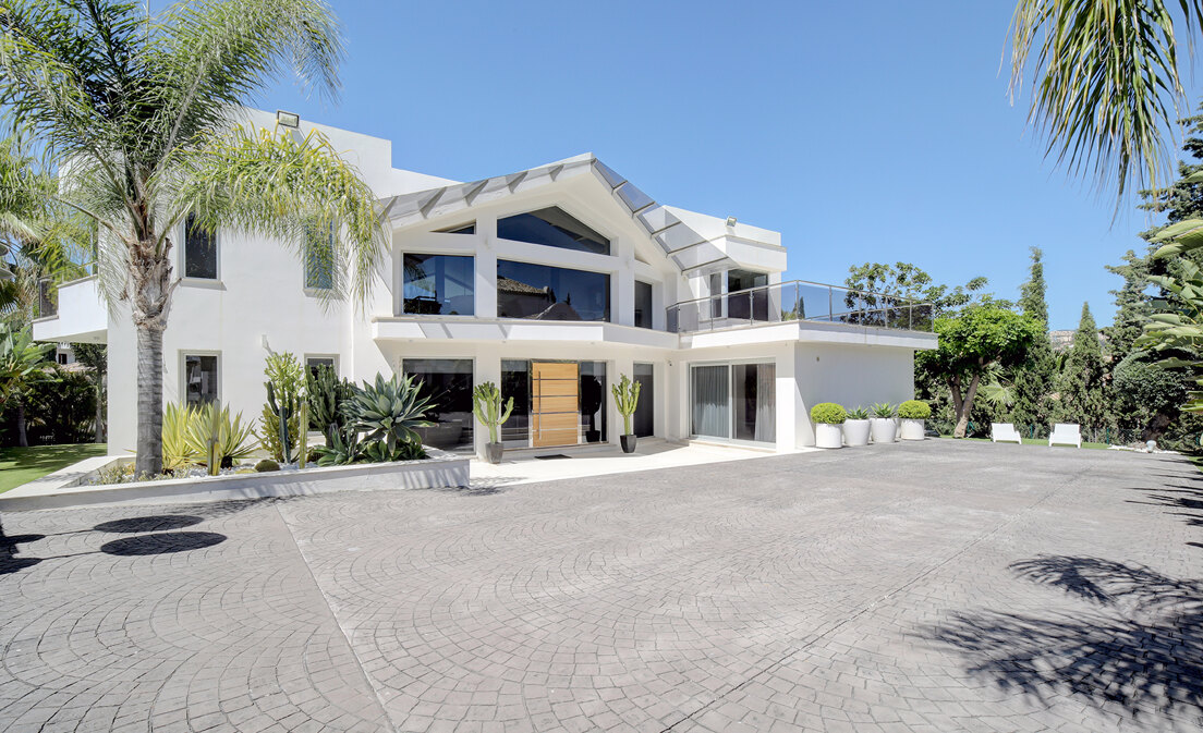 Modern villa in Los Naranjos Golf located in a gated community