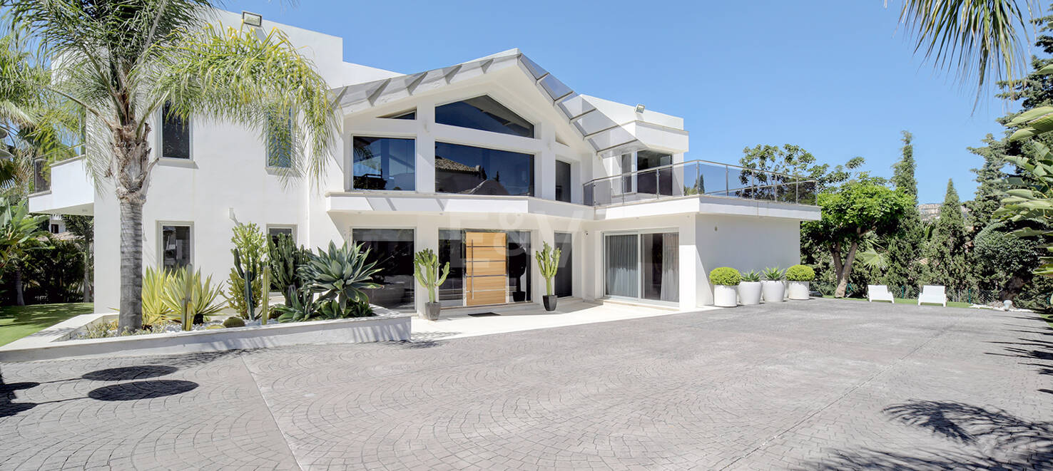 Modern villa i Los Naranjos Golf ligger i en gated community