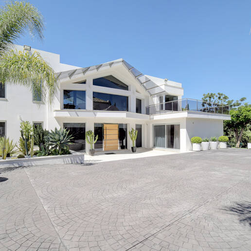 Modern villa i Los Naranjos Golf ligger i en gated community
