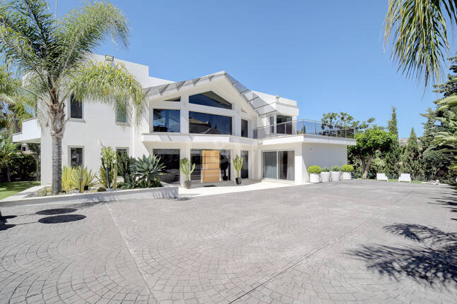 Modern villa i Los Naranjos Golf ligger i en gated community