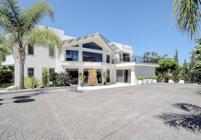 Modern villa i Los Naranjos Golf ligger i en gated community