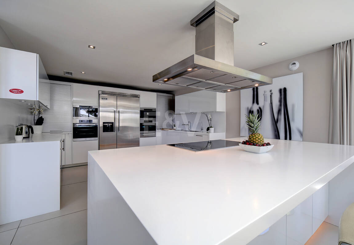 Modern villa i Los Naranjos Golf ligger i en gated community